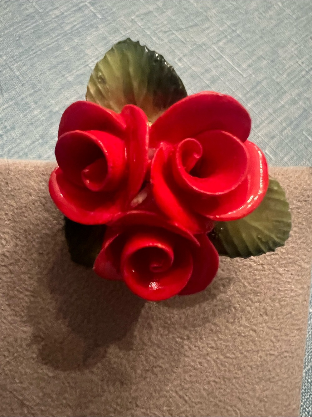 Cara China Staffordshire red roses clip on earrings and brooch pin - Picture 2 of 5